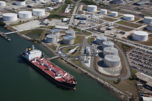 Vista aérea del petróleo crudo petrolero y depósitos de almacenamiento photo