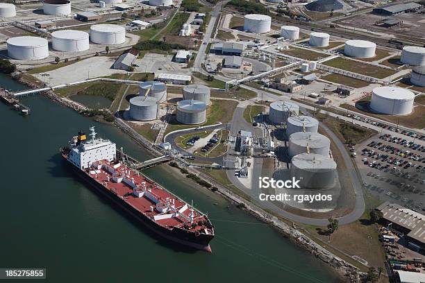 Vista Aérea Del Petróleo Crudo Petrolero Y Depósitos De Almacenamiento Foto de stock y más banco de imágenes de Buque tanque petrolero