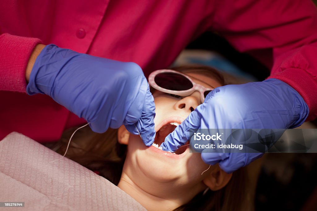 Jovem Menina s'os seus dentes Flossed por Higienista dentário - Royalty-free 6-7 Anos Foto de stock