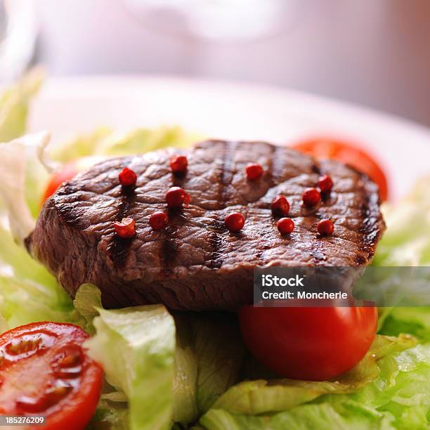 Bife Grelhado Com Salada - Fotografias de stock e mais imagens de Alecrim - Alecrim, Alface, Alimentação Saudável