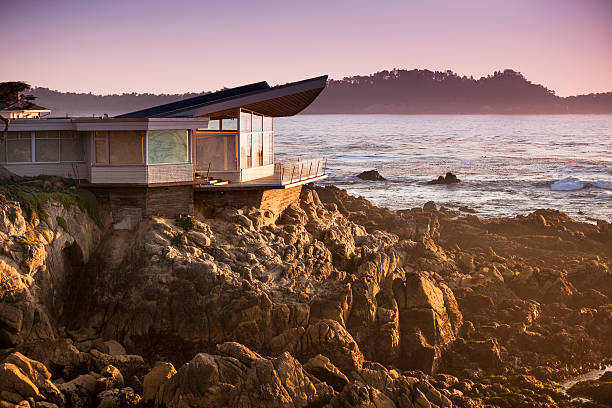 luksusowy dom z widokiem na big sur, wybrzeże i ocean - coastline california big sur beach zdjęcia i obrazy z banku zdjęć