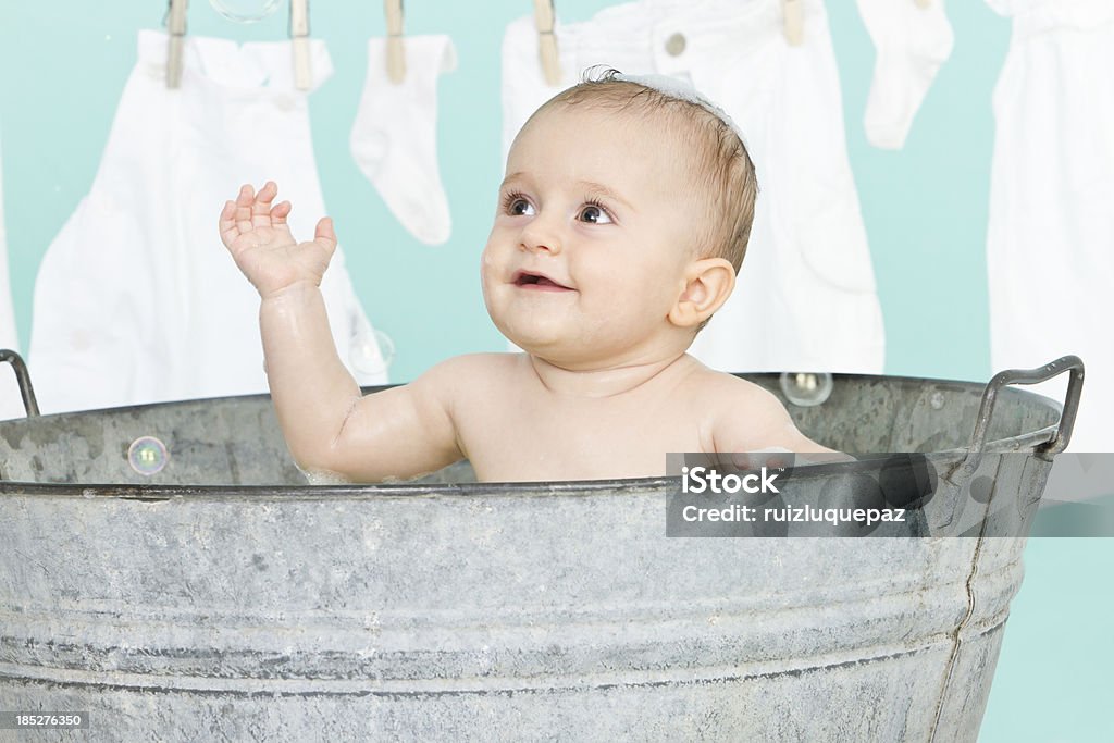 Divertimento in bagno - Foto stock royalty-free di Bebé