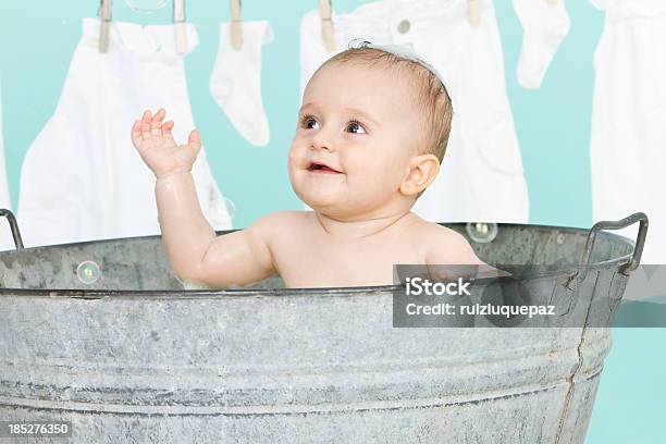 Divertimento In Bagno - Fotografie stock e altre immagini di Bebé - Bebé, 6-11 Mesi, Acqua