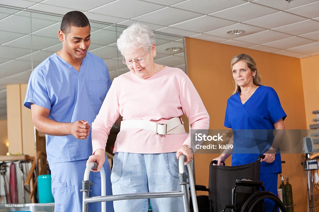 Healthcare Arbeiter und senior Frau mit walker - Lizenzfrei Alter Erwachsener Stock-Foto