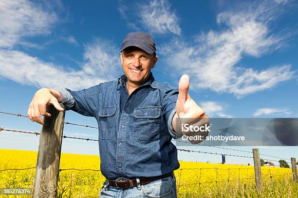 Photo libre de droit de Canola Et Pouce Levé banque d'images et plus d'images libres de droit de Pouce levé - Pouce levé, Agriculteur, Bonheur