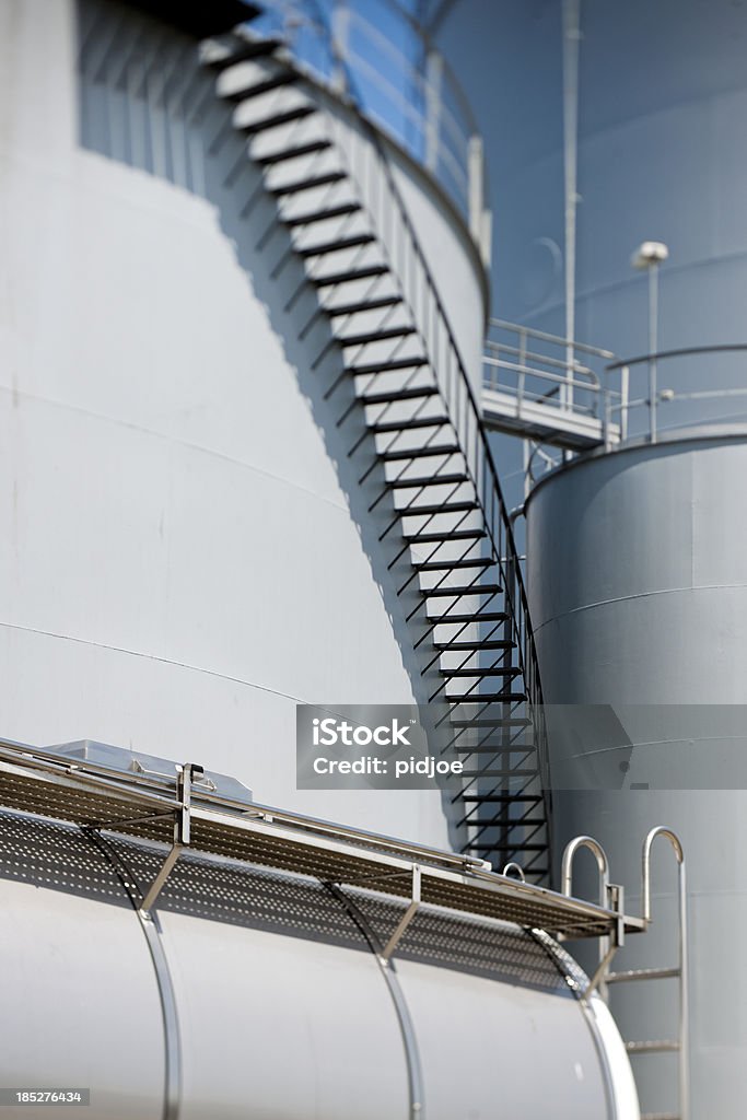 Navire-citerne de poids lourds GARÉS DEVANT réservoirs de stockage - Photo de Stockage d'air liquide libre de droits