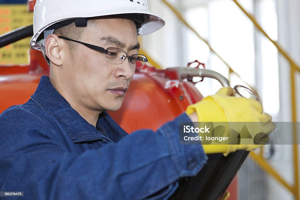 Engenheiro analisar a Amostra de óleo - Foto de stock de 30 Anos royalty-free