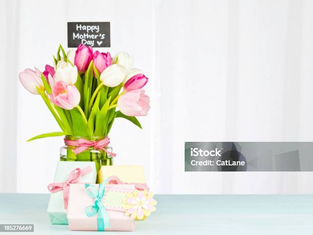 Dia Da Mãe Bouquet E Ofertas - Fotografias de stock e mais imagens de Dia da Mãe - Dia da Mãe, Objeto Decorativo, Tulipa