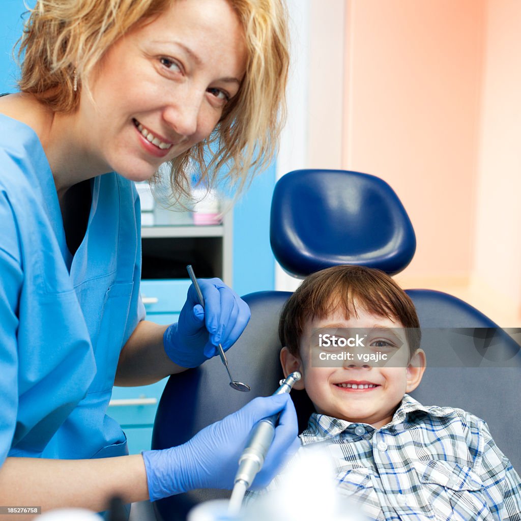 Criança no escritório de Dentista - Foto de stock de 30 Anos royalty-free