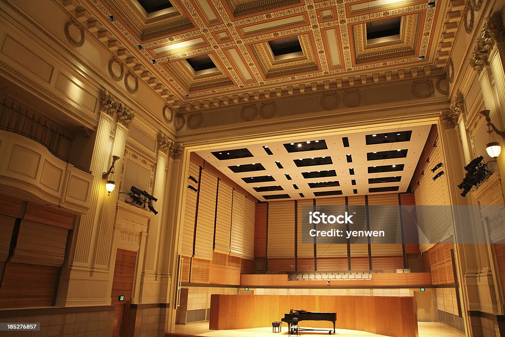 Concert Hall mit Flügel auf der Bühne - Lizenzfrei Konzerthaus Stock-Foto