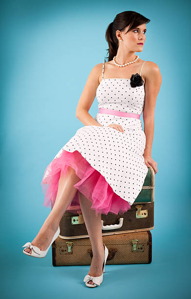 imagem a cores de gal sentado em vintage retrô malas - polka dot suitcase retro revival women - fotografias e filmes do acervo