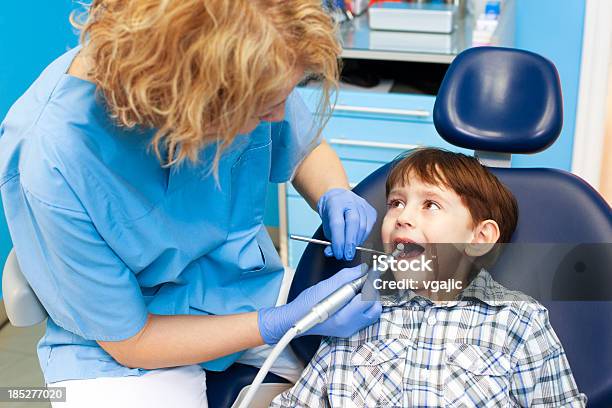 Niño En Dentista Oficina Foto de stock y más banco de imágenes de 30-39 años - 30-39 años, 4-5 años, Acostado