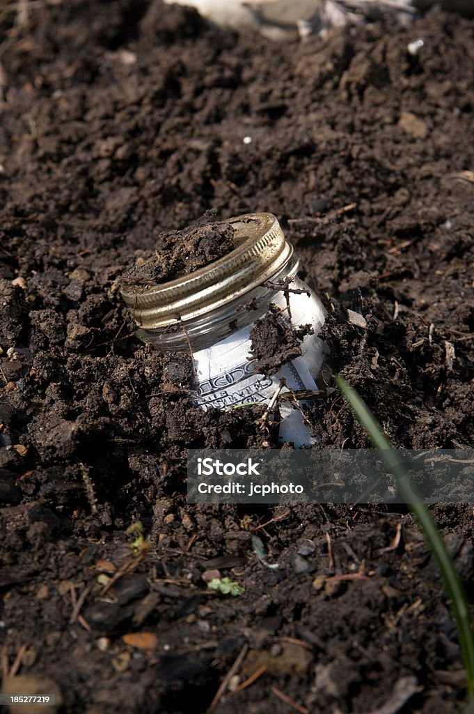 Pot de l'argent au rez-de-chaussée - Photo de Enfoui libre de droits