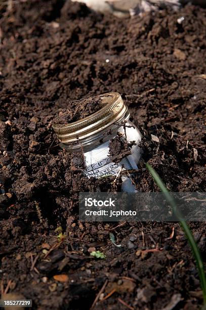 Frasco De Dinheiro No Solo - Fotografias de stock e mais imagens de Enterrado - Enterrado, Unidade Monetária, Sujo