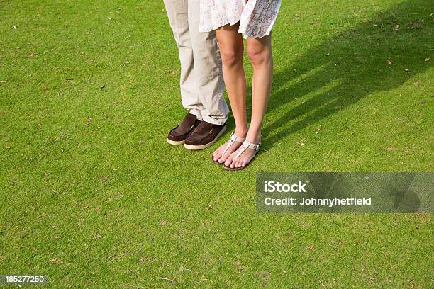 Quadril Casal De Pé - Fotografias de stock e mais imagens de 18-19 Anos - 18-19 Anos, 20-29 Anos, Adulto