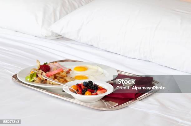 Śniadanie W Łóżkui - zdjęcia stockowe i więcej obrazów Bez ludzi - Bez ludzi, Biały, Czysty