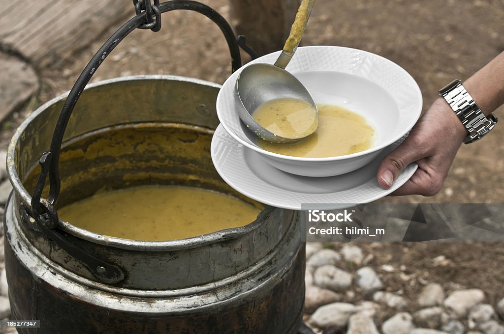 La sopa de lentejas de campamento - Foto de stock de Camping libre de derechos