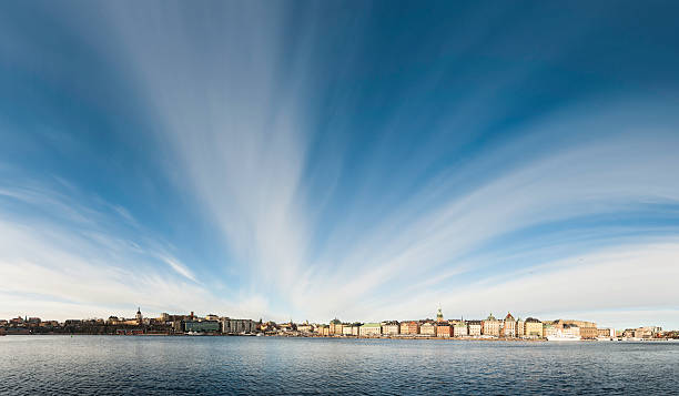 en estocolmo costa de big sky panorama - cirrus stockholm sweden skyline fotografías e imágenes de stock