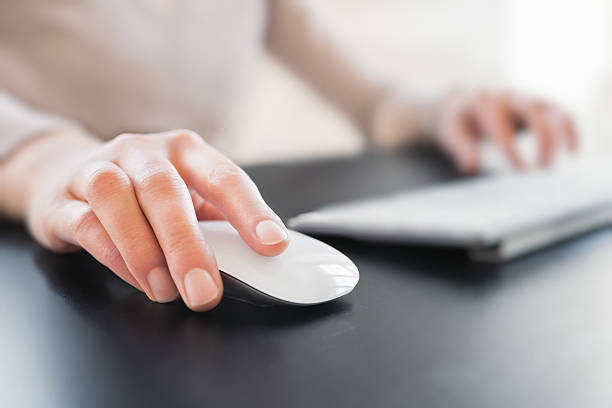 hand with computer mouse - mouse computer stockfoto's en -beelden