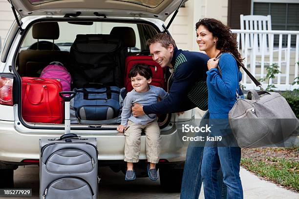 Foto de Família Vai Na Estrada Viagem e mais fotos de stock de Carro - Carro, Família, Férias