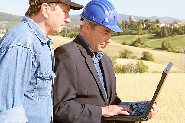 istock Engineer and Farmer Planning in the Countryside 185278284