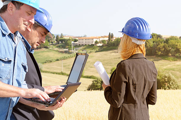 istock Engineers Planning PC in the Countryside 185278285