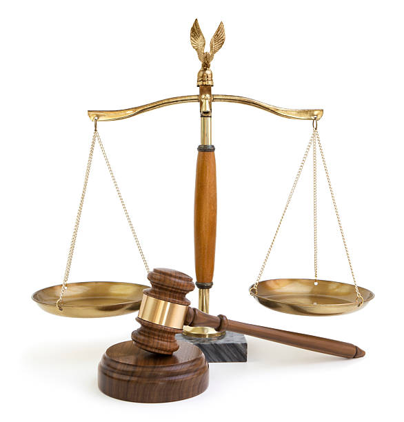 小槌とスケールの正義 - scales of justice weight scale law gavel ストックフォトと画像