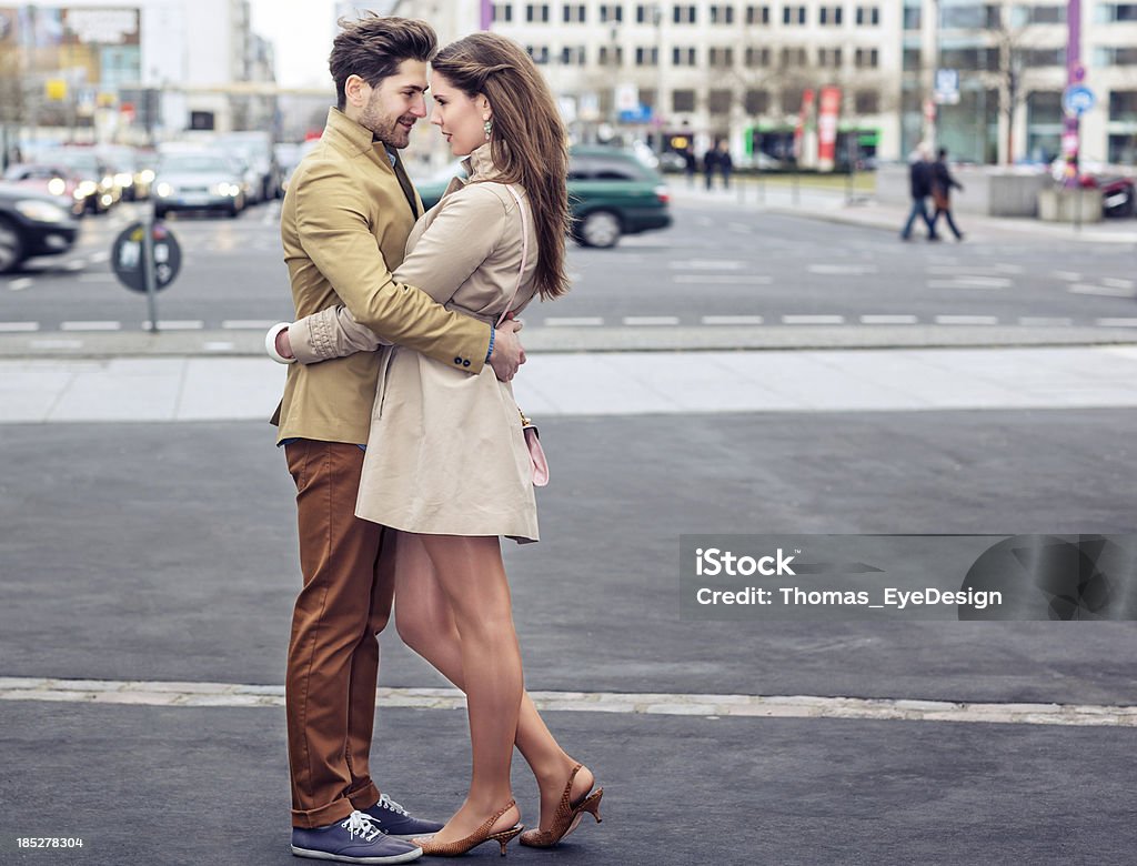 Atractiva pareja joven abrazar En Potsdamer Platz - Foto de stock de Cara a cara libre de derechos