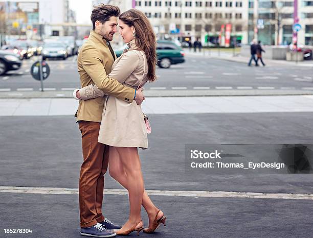 Photo libre de droit de Séduisante Jeune Couple Embrasser Sur La Potsdamer Platz banque d'images et plus d'images libres de droit de Face à face