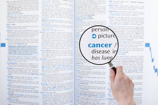 el cáncer - focus magnifying glass definition single word fotografías e imágenes de stock