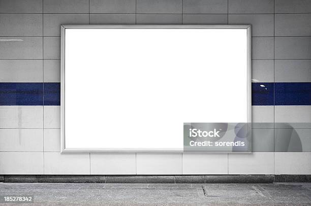 Пустой Рекламный Щит — стоковые фотографии и другие картинки Рекламный щит - Рекламный щит, Станция, Окружающая стена