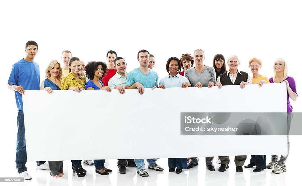 Gran grupo de gente feliz celebrando una big white board. - Foto de stock de Agarrar libre de derechos