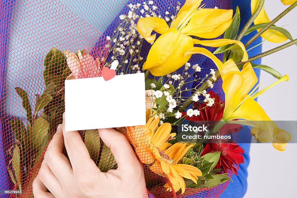 Frau holding Blumen - Lizenzfrei Blumenstrauß Stock-Foto