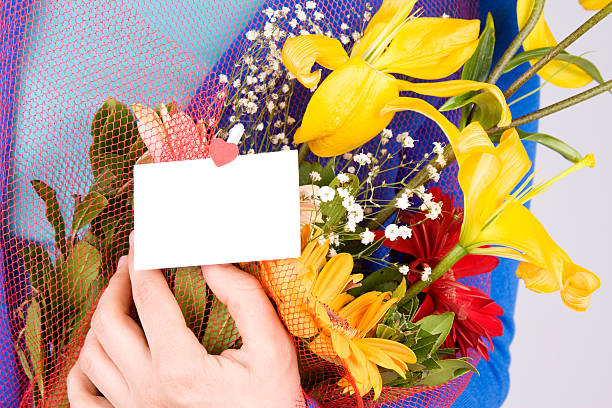 frau holding blumen - flower sparse single flower gerbera daisy stock-fotos und bilder