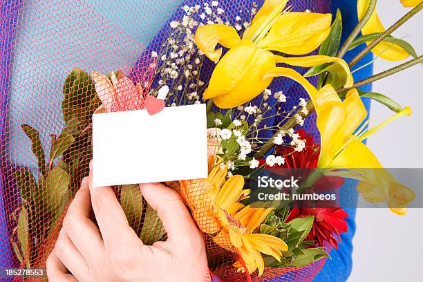 Frau Holding Blumen Stockfoto und mehr Bilder von Blumenstrauß - Blumenstrauß, Bunt - Farbton, Frauen