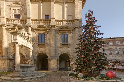 Montepulciano square with Christmas tree near the Grifi and Leoni well