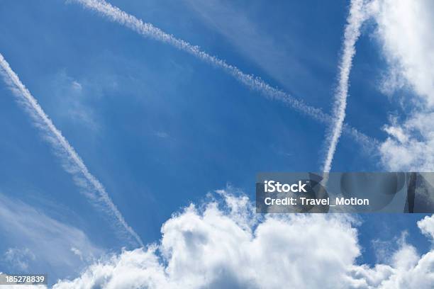 Flugzeug Feuchtigkeit Wanderwege Stockfoto und mehr Bilder von Flugzeug - Flugzeug, Himmel, Kondensstreifen