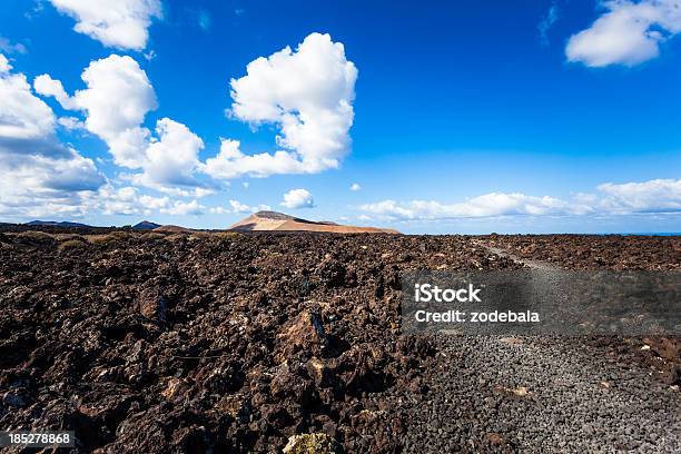 Foto de Trilha Na Paisagem Vulcânica Lanzarote Ilhas Canárias e mais fotos de stock de Azul