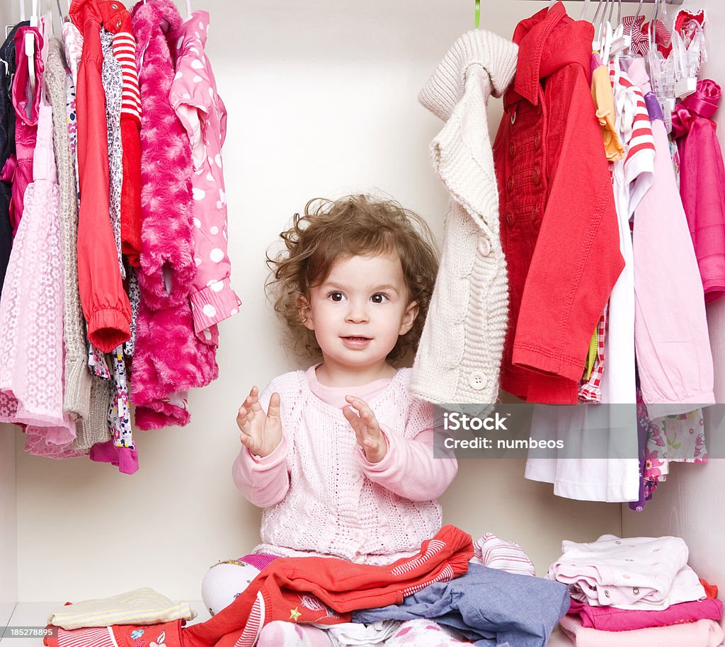 Ragazza bambino scegliendo i vestiti - Foto stock royalty-free di Guardaroba - Mobilio