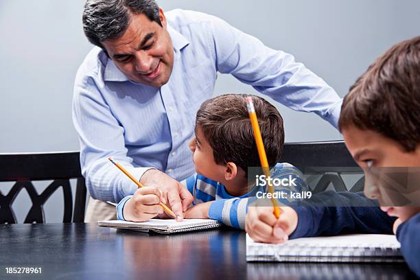 Latin Padre Ayudando A Niños Con La Tarea Foto de stock y más banco de imágenes de 30-39 años - 30-39 años, 8-9 años, Adulto