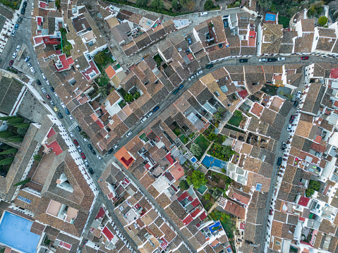 Vista aérea de pueblo tradicional andaluz y mediterráneo