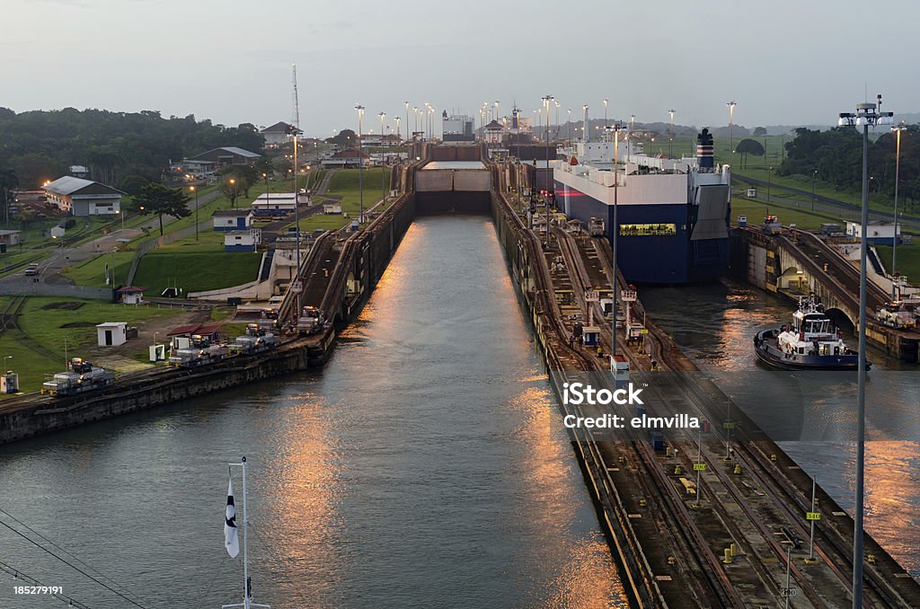 Nave da crociera si avvicina Gatún Lock all'alba - Foto stock royalty-free di Canale di Panamá