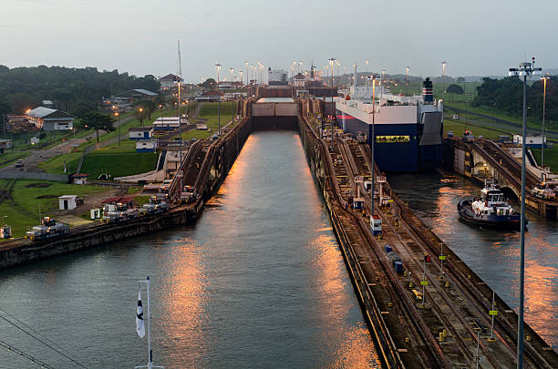 크루즈 속커튼 접근 gatun 조르기 새벽 무렵 - panama canal panama global finance container ship 뉴스 사진 이미지
