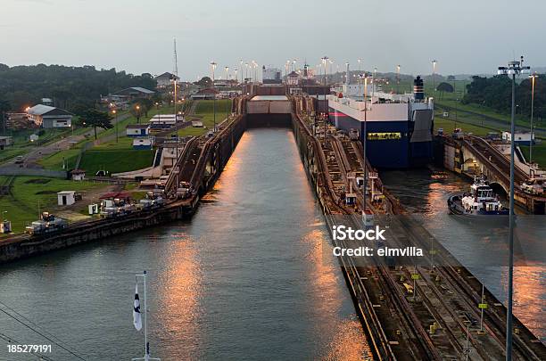 Rejs Liner Zbliżać Się Gatun Lock O Świcie - zdjęcia stockowe i więcej obrazów Kanał Panamski - Kanał Panamski, Kanał wodny, Panama - Ameryka Środkowa