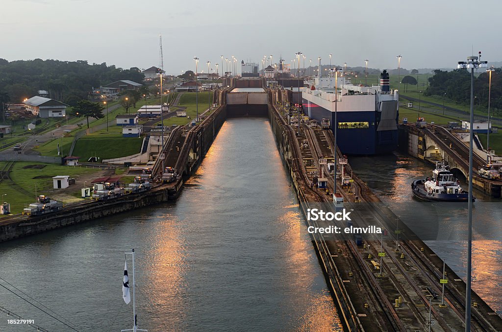 Transatlântico s'aproximar do lago Gatún trava ao amanhecer - Foto de stock de Canal do Panamá royalty-free