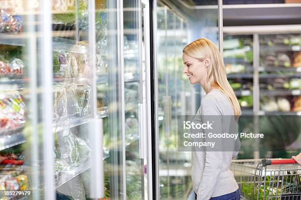 Foto de Procurando Uma Grande Variedade De Alimentos Saudáveis e mais fotos de stock de Supermercado