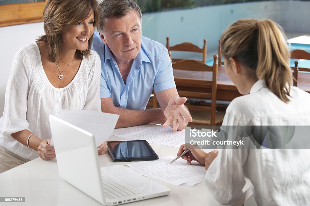 Heureux couple d'âge mûr dans la rencontre avec un conseiller - Photo de Testament libre de droits