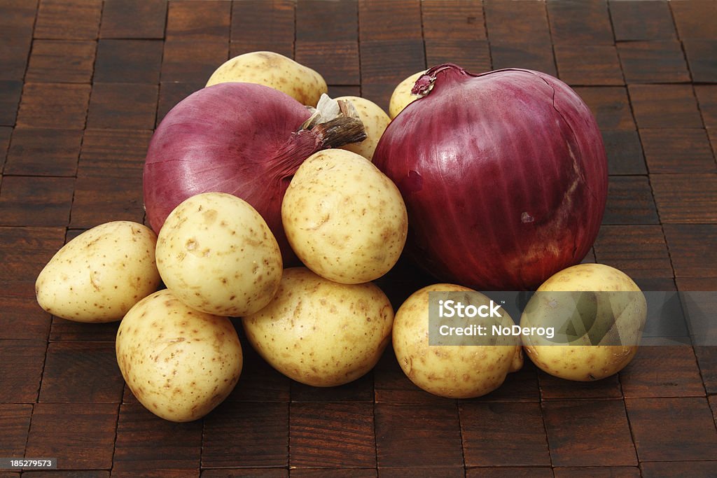 Czerwona cebula i małych golden ziemniaki - Zbiór zdjęć royalty-free (Bez ludzi)