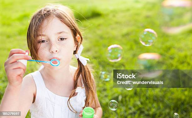 Chica Soplar Burbujas Foto de stock y más banco de imágenes de Niño - Niño, Espuma de jabón, Soplador de burbujas de jabón