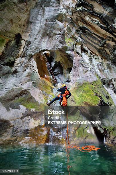 Вода В Пещере — стоковые фотографии и другие картинки Альпинизм - Альпинизм, Альпинистское снаряжение, Безопасность